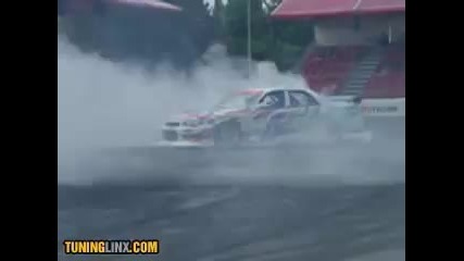 Nissan Skyline прави Добър Дрифт 