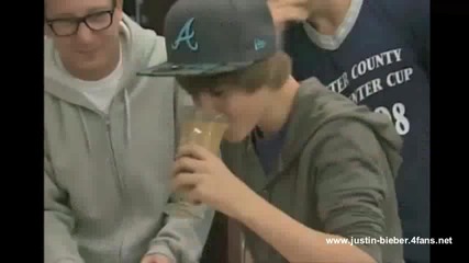 Justin Bieber drink something 