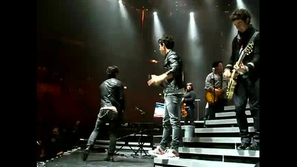 Чисто Ново!част от концерт на Jonas Brothers