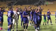 Футболистите на Левски празнуват успеха в Пловдив със своите привърженици