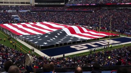 Огромно знаме на Сащ се къса на стадион