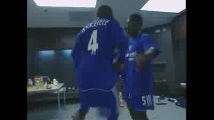 Drogba, Essien, i Makelele се забавляват в съблекалнята
