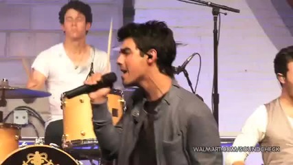 Demi Lovato + Joe Jonas - Wouldn't Change A Thing - Walmart Soundcheck 2010