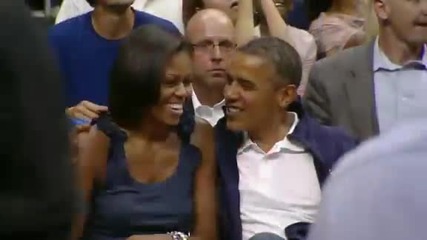 Президент Обама целува жена си Мишел