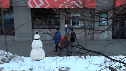 снежният човек плашй хора по улицата 