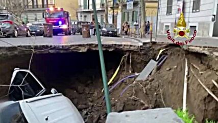 Огромна дупка на улица в Неапол погълна 2 коли