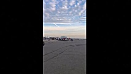 Малък самолет падна на плажа в Калифорния