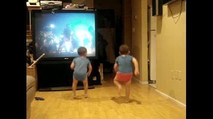 Малки сладури танцуват върху песента на Michael Jackson - Трилър