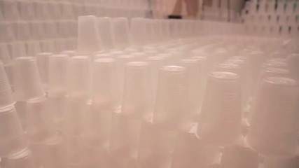 Едно момче,18 часа,10 000 пластмасови чаши