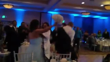 Младоженец удря булката по време на танц
