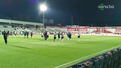 Привържениците на Черно море поздравяват играчите след ремито в Бистрица