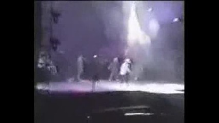 Танцьори спасяват Michael Jackson от фен
