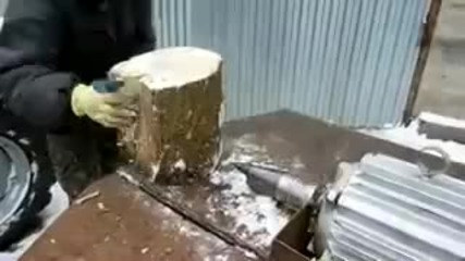 Оригинален метод за цепене на дърва