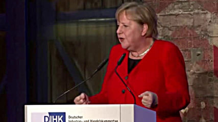 Ангела Меркел се спъна и падна на конференция