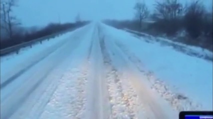 Гневен шофьор е публикувал видео, на което показва как се чистят пътищата в България