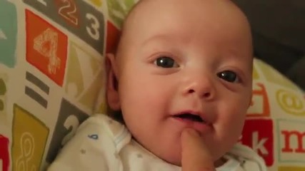 Бебче на 5 месеца говори с малко помощ