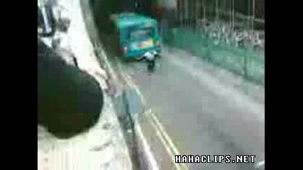 Лудо Дете Скача Върху Автобус 