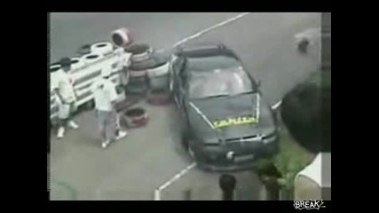Кола Едва Не Помита Публиката
