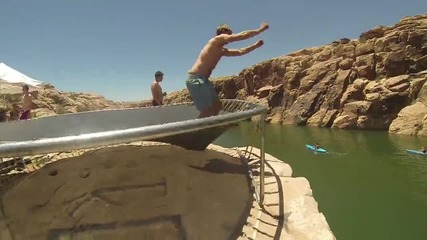 Лятото дойде, страхотна лятна забава -- Trampoline Cliff Jumping