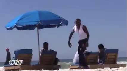 Реакцията на момчета на плажа, когато мажат с плажно масло руса мацка ...! Скрита камера!
