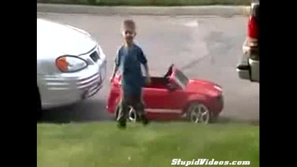 Малко хлапе се учи да паркира