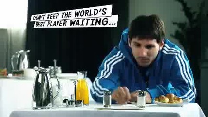 Ето как Лео Месси се справя със скуката ( ( Реклама на addidas ) ) 