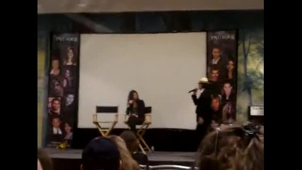 jackson rathbone imitates Rob Pattinson 