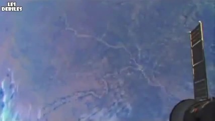 Жена пие вода в Космоса
