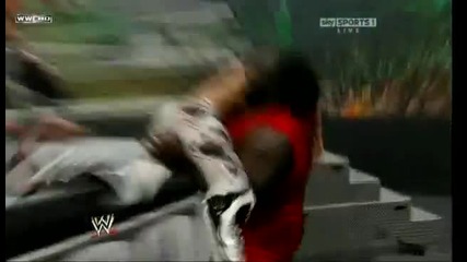 Mark Henry прави World Strongest Slam на Evan Bourne извън ринга на Money In The Bank 