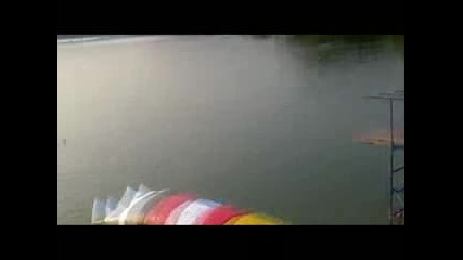 Много смях Момиче изстреляно в небето и пада в езерото :d 