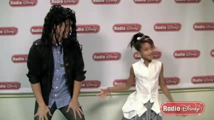 Willow Smith ви учи как да си мятате косата ;дд 