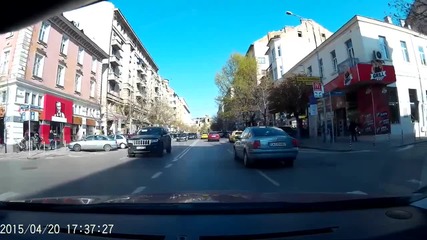 Мъж се извинява на пешеходци чрез видео в мрежата