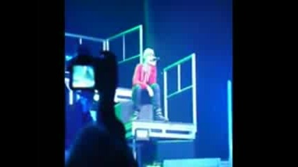 Justin Bieber plache dokato izpylniava pesenta Down to Earth live in Cincinnati 