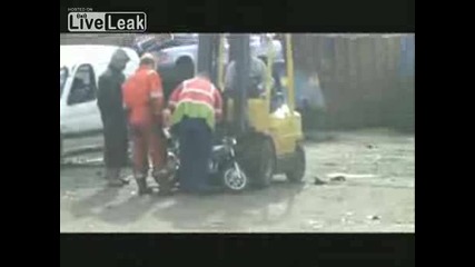 Полицаи трошат конфискувани мини мотори 