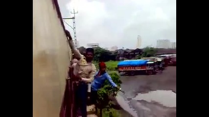 Как хората в Мумбай се возят на влак (опасно)