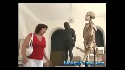 Смях! Скелет се възбужда в музея..