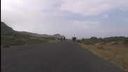 Щраус взима участие в колоездачната натпревара в Cape Argus Tour.