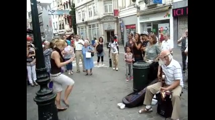 Дядо прави шоу на улицата 
