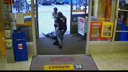 Камера заснема служителка в супермаркет, как се справя с нагъл крадец !