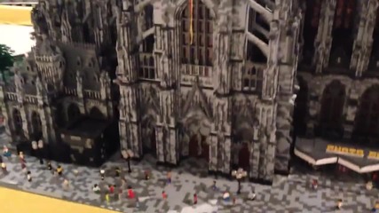 Изключително детайлен строеж на Кьолнската катедрала от лего