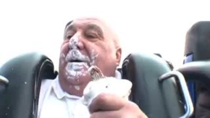 Да хапваш сладолед на влакчето на ужасите ! 