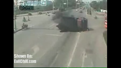Камион с асфалт се преобръща върху моторист