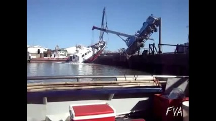 Лодка обръща кран 