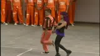 Затворници танцуват на песен на Michael Jackson