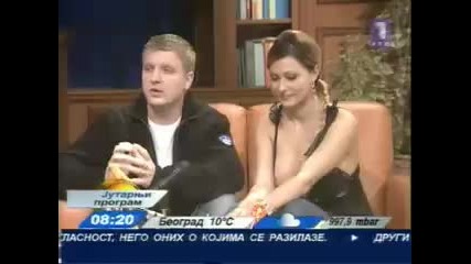 Мацка постоянно си оправя деколтето в ефир 
