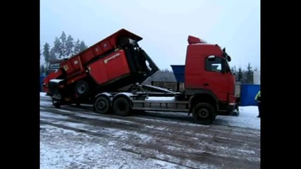 Volvo Fh12 Разтоварва тежък товар