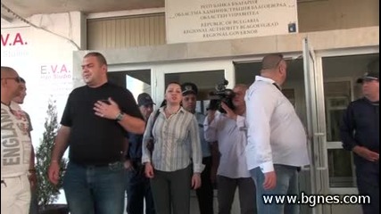 Протестиращите влязоха в празния кабинет на Муса Палев