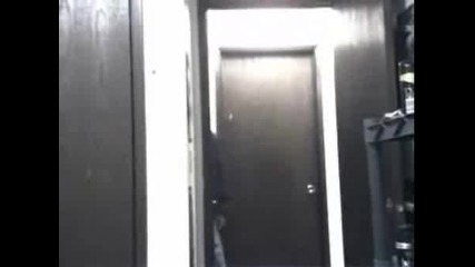 Човек Си Удря Яко Главата