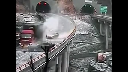 Опасна водна пързалка на мост