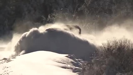 Влак си проправя път през огромни снежни преспи